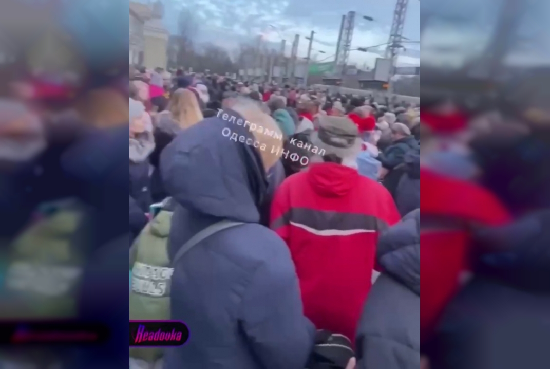 На вокзалах в Одессе собираются толпы людей