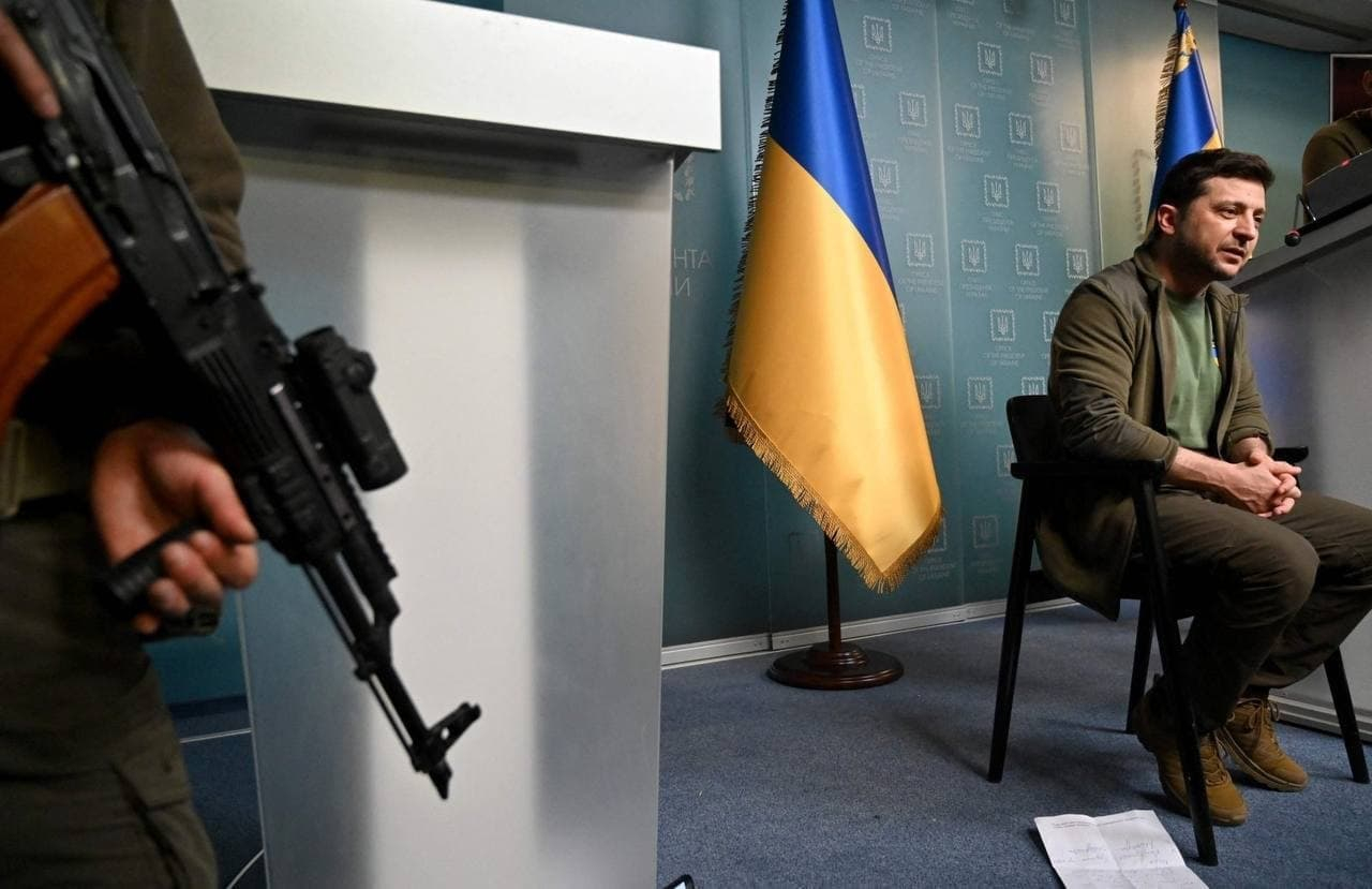 Зеленский покинул Украину и отправился в Польшу