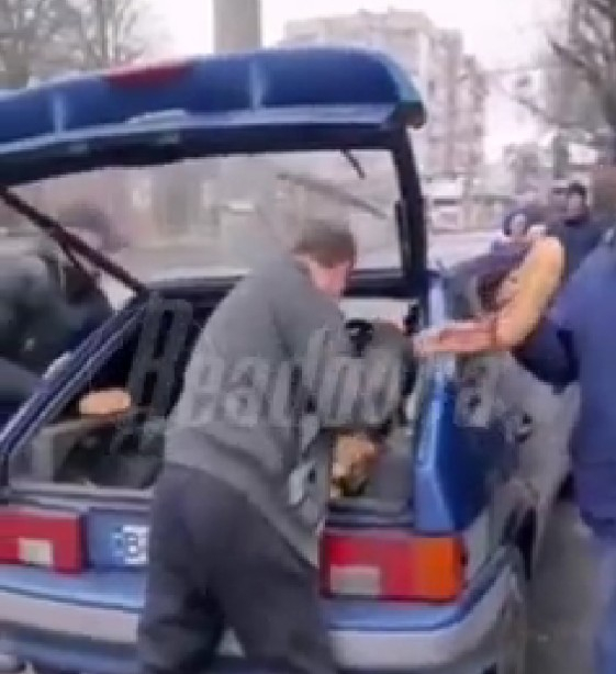 В Харькове местные жители раздают друг другу хлеб на улицах