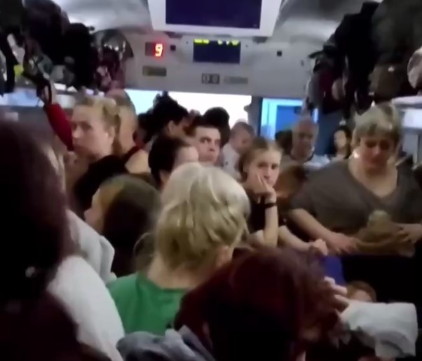 Люди из Харькова, пытающиеся уехать во Львов, не могут сдержать возмущения