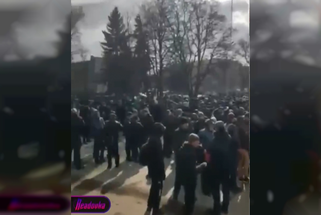 В Запорожье люди стоят в очередях за оружием
