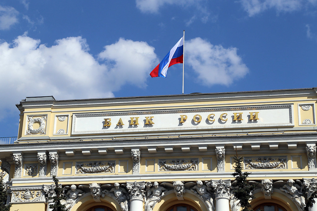 Банк России ограничивает ежемесячную сумму перевода за рубеж