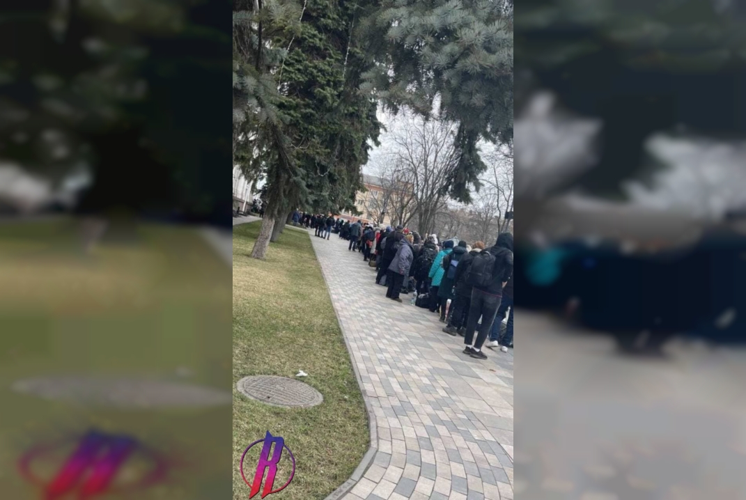 В Мариуполе выстроились очереди людей, готовых эвакуироваться