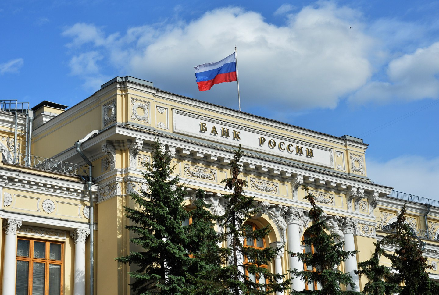 Центробанк ограничит переводы за рубеж для физлиц-резидентов