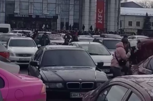 Украинцы сутками стоят в очередях, чтобы покинуть город