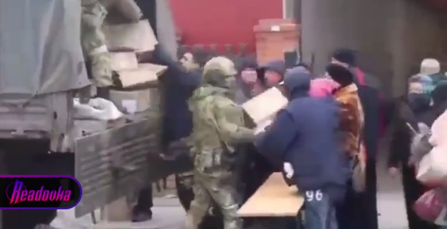 Жителям Бердянска раздают гуманитарную помощь