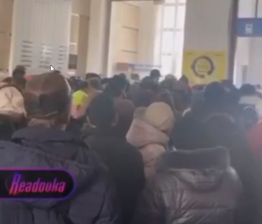 На железнодорожном вокзале в Славянске люди ожидают эвакуационные поезда