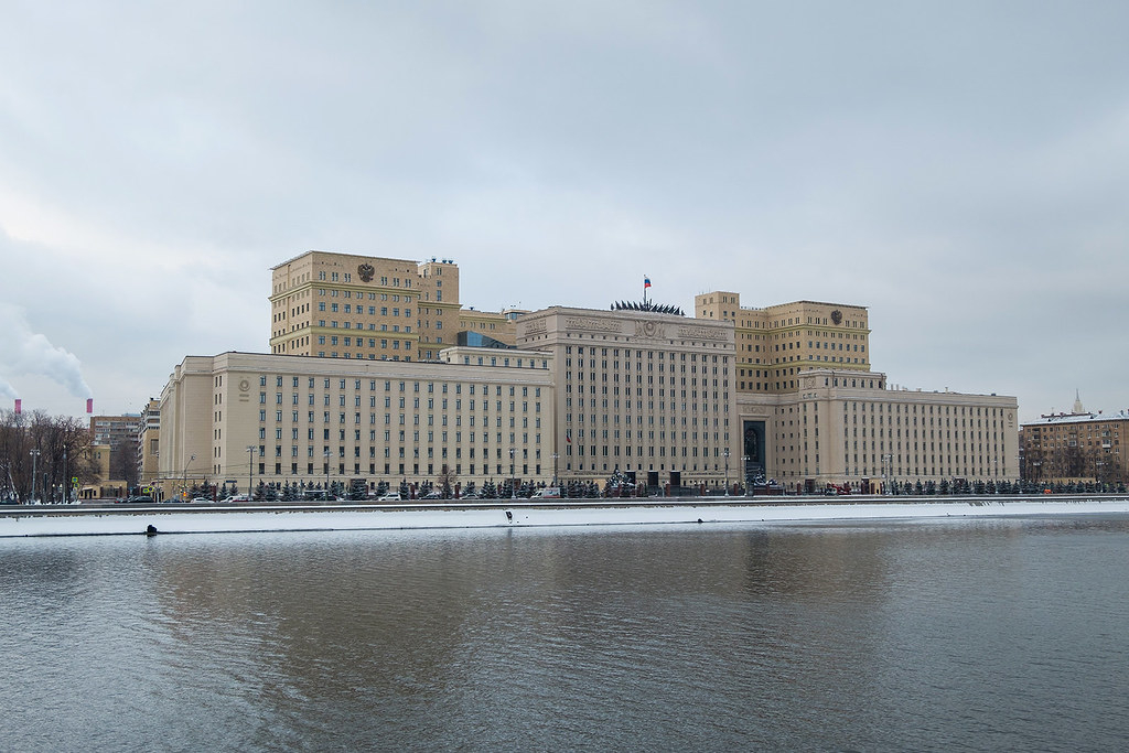 Минобороны РФ: Тысячи людей хотят покинуть Украину и выехать в Россию