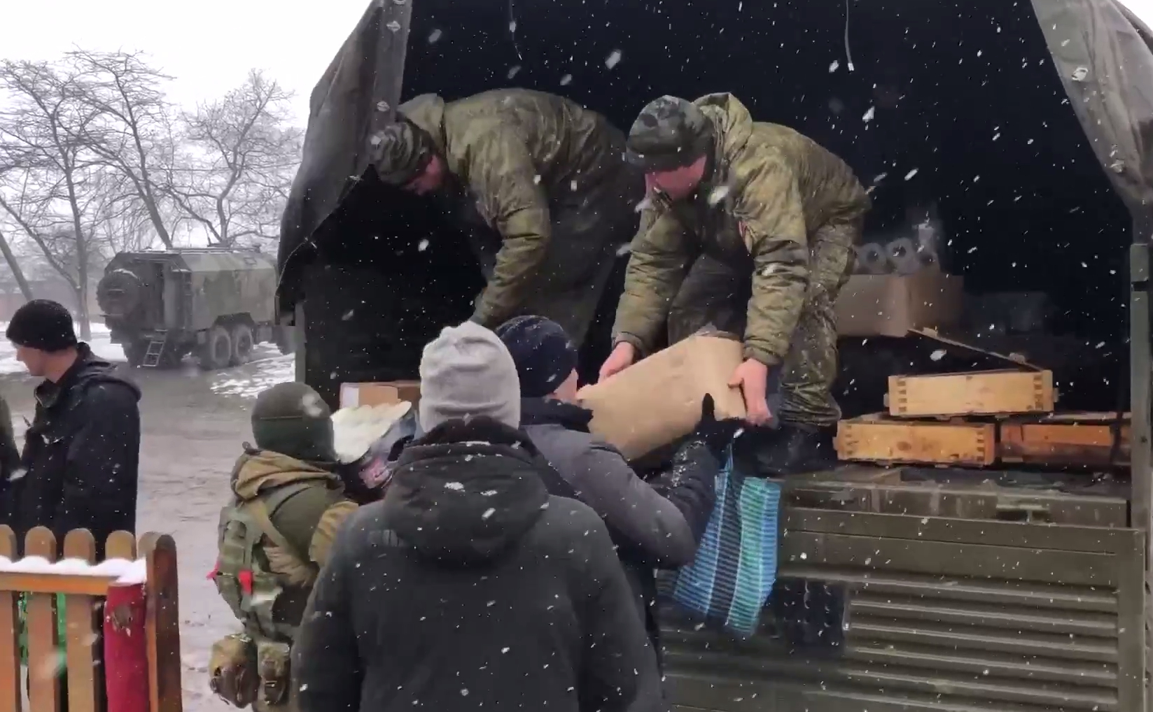 «Никто не обижает, вежливо относятся»: российские военные доставили гуманитарную помощь в село Чистоводовка под Изюмом