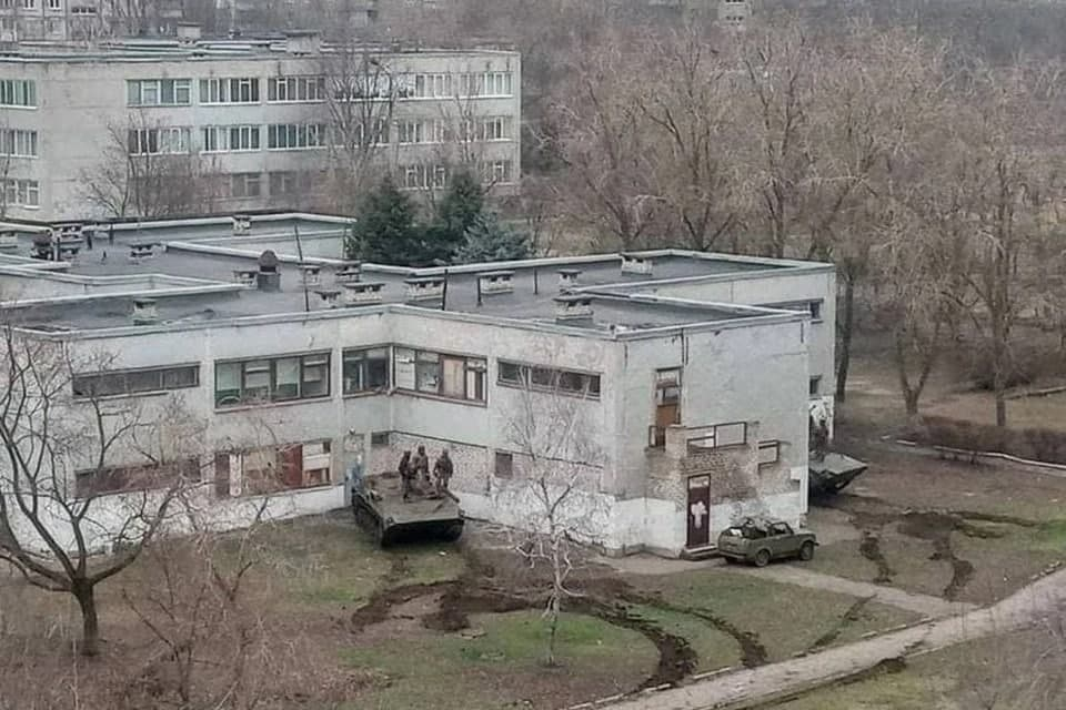 Фейк в кубе: Readovka подробно объясняет, почему ситуация с мариупольским роддомом является выдумкой