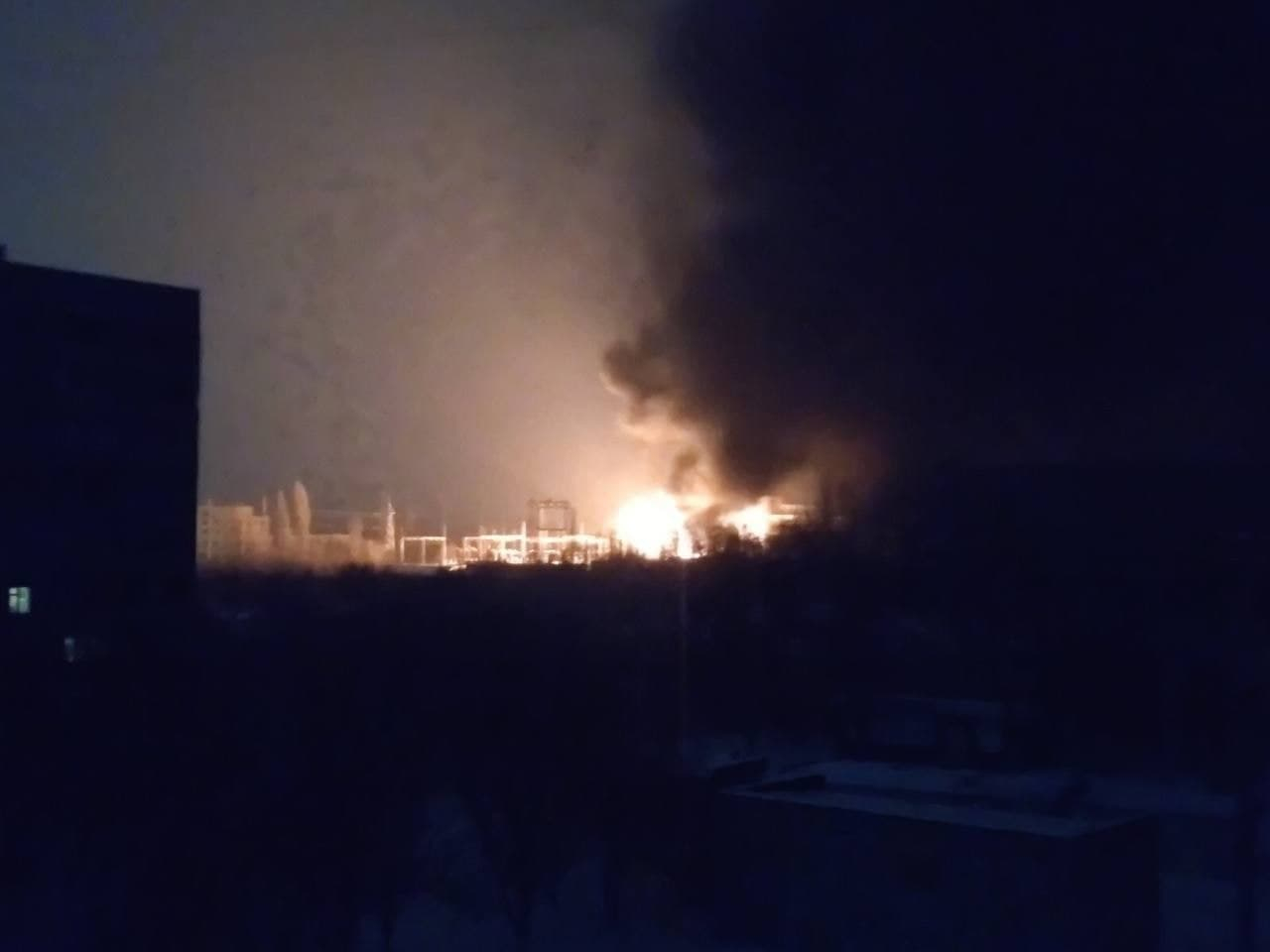 В Харькове после серии взрывов горит институт с ядерным реактором