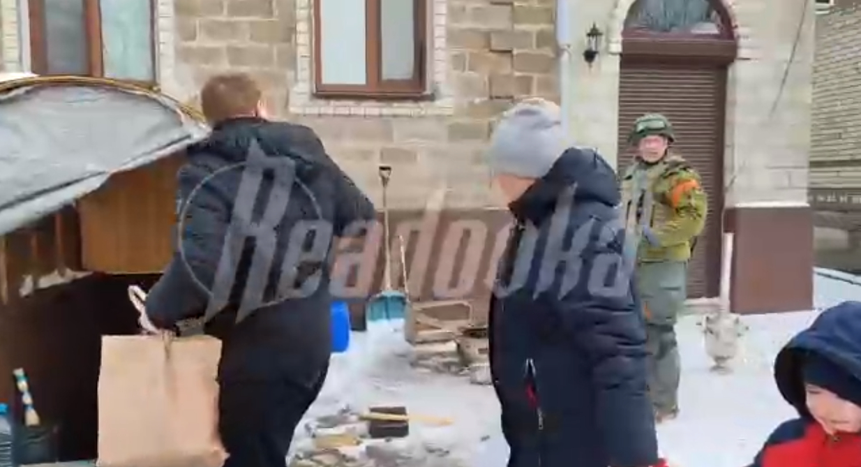 Как ВСУ используют мирных жителей в качестве «живого щита»