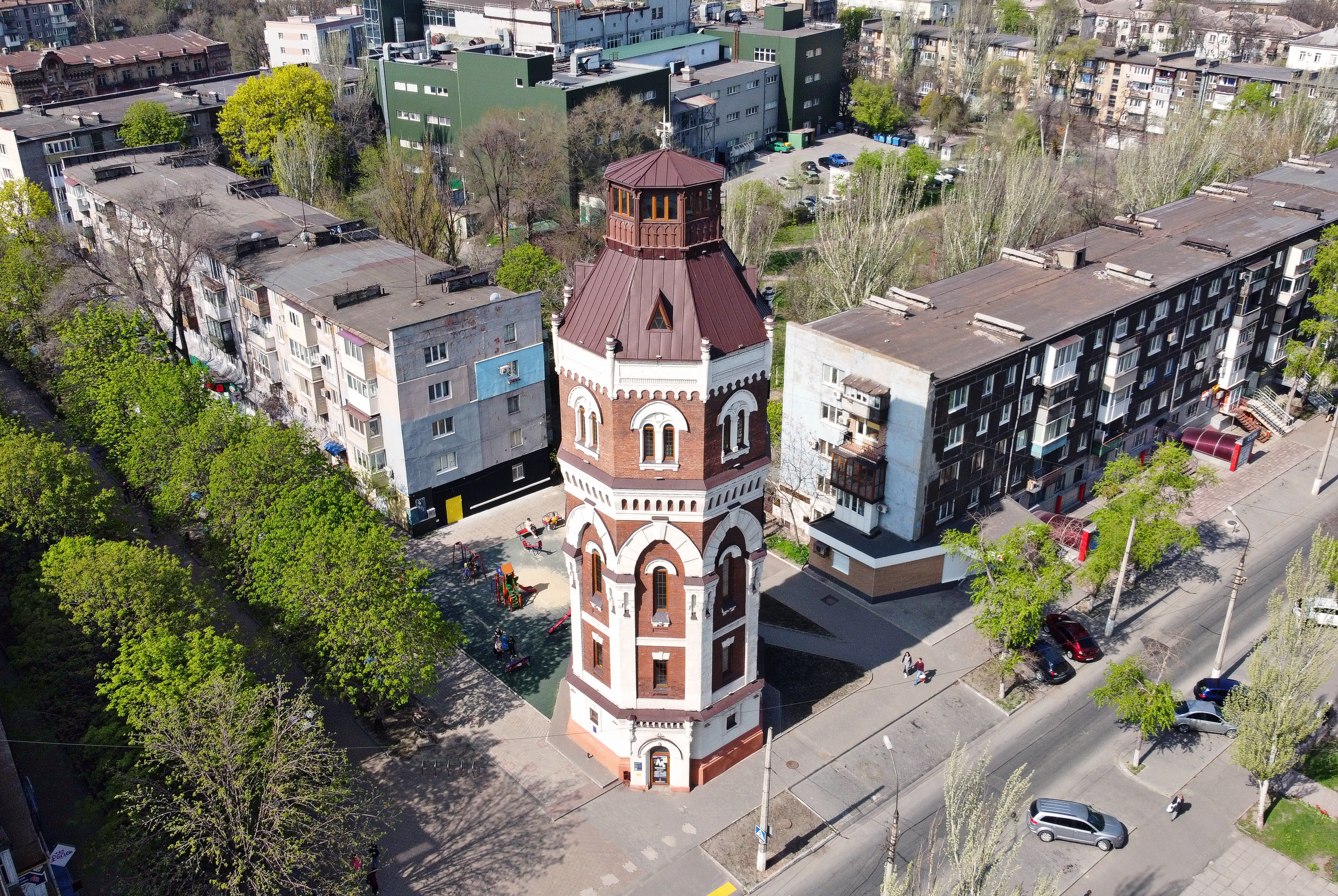 Украинские неонацисты провели мародерский рейд по жилым домам Мариуполя