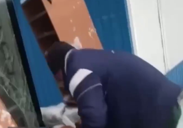 В Харькове мародеры, не стесняясь, продолжают громить витрины и выносить товары