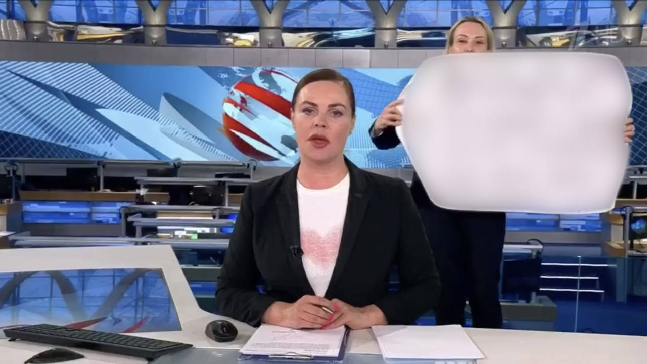На журналистку «Первого канала», вышедшую вчера в прямой эфир с антивоенным плакатом, возбудят уголовное дело