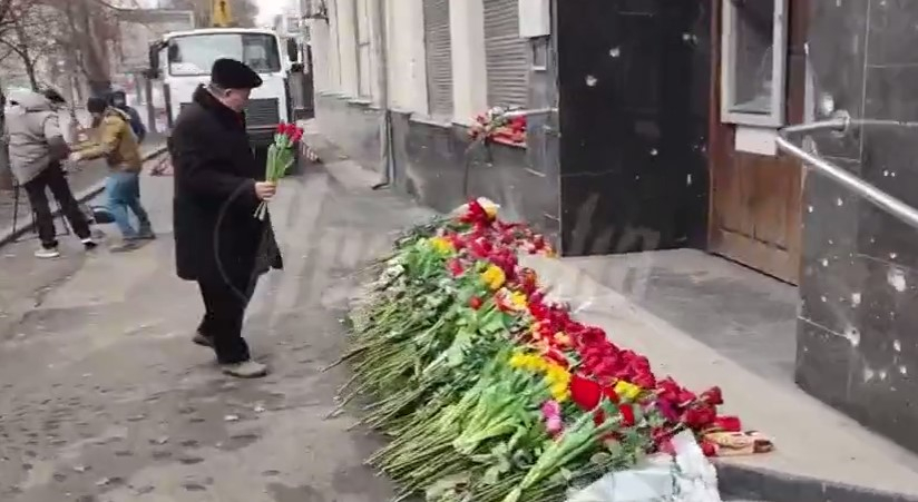 В Донецке местные жители продолжают возлагать цветы на месте падения украинской «Точки У»
