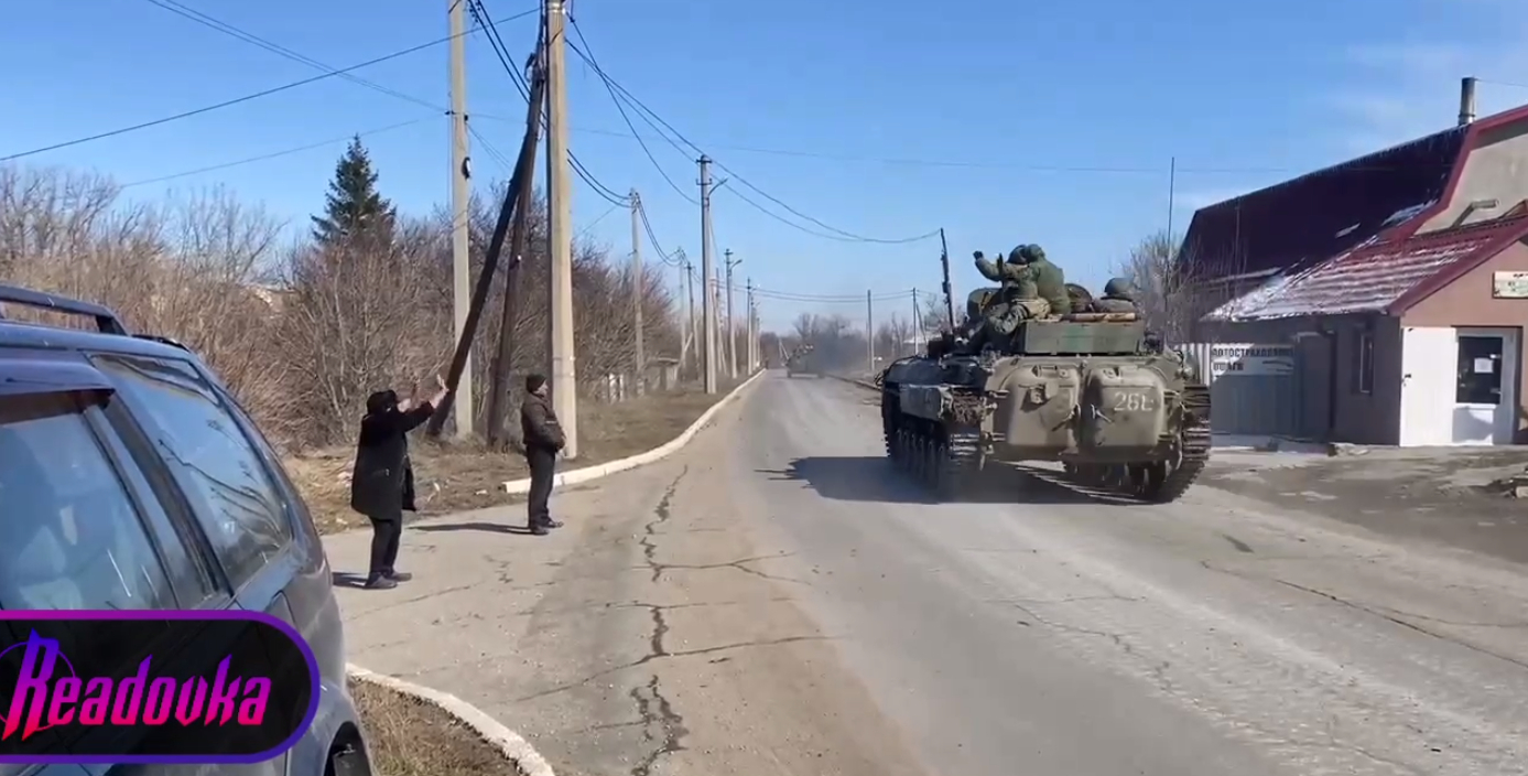 Люди приветствуют воинскую колонну, следующую на Мариуполь