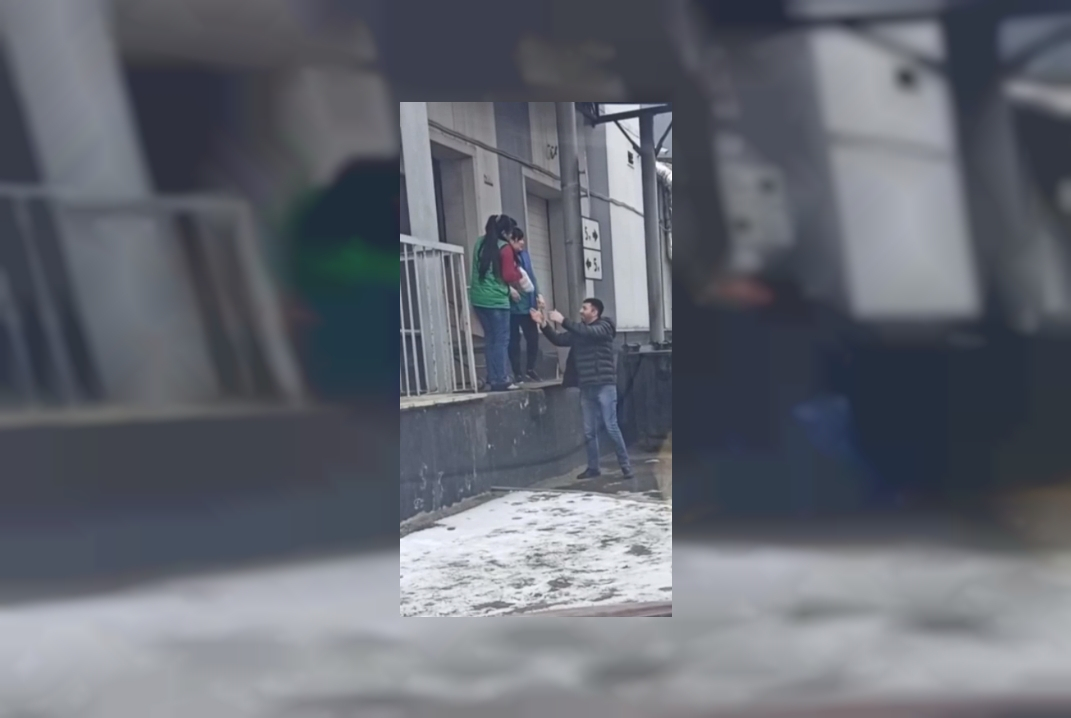 В Нижнем Новгороде работницы супермаркета тайком сбывают сахар