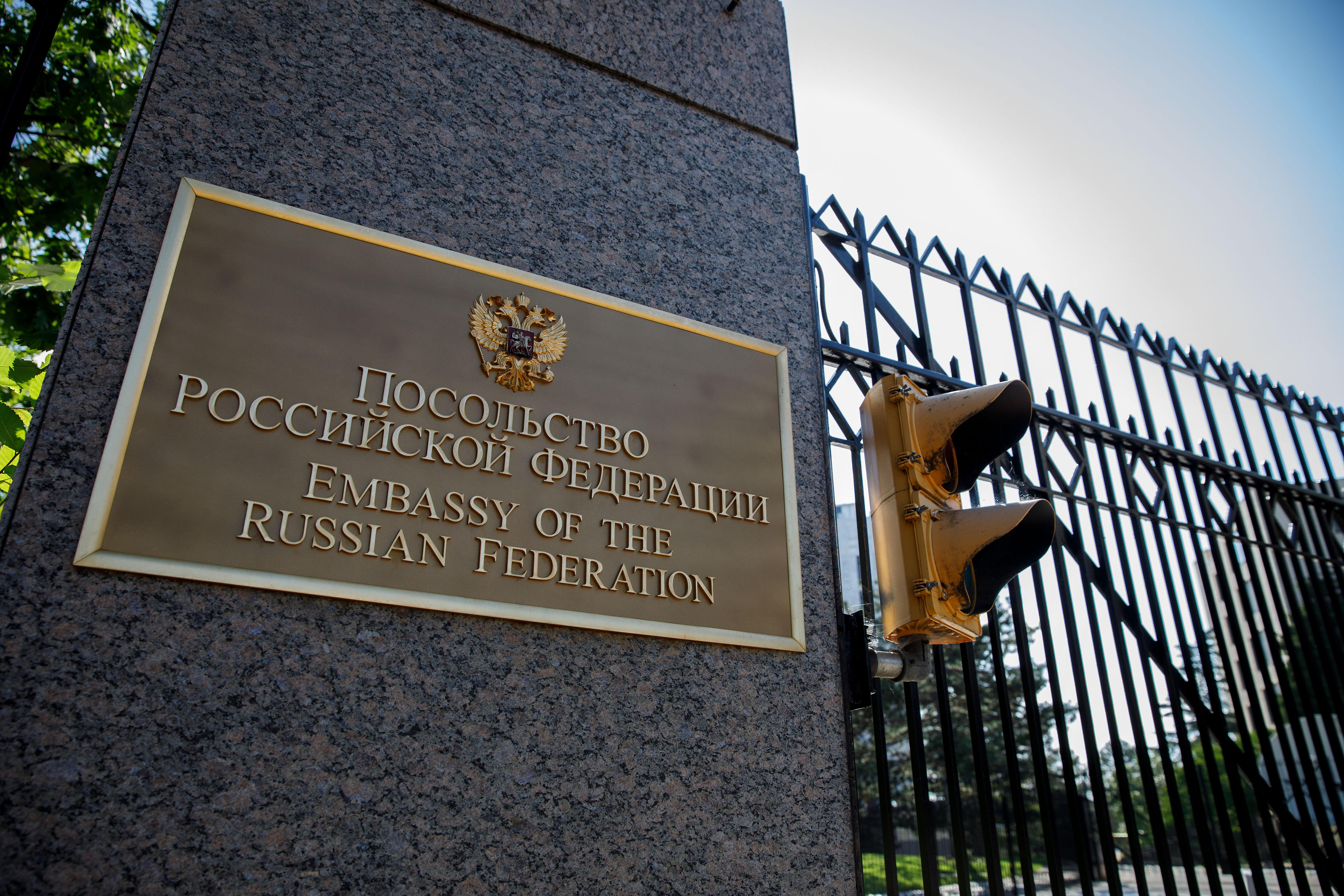 В российском посольстве в США назвали фейком публикации американских СМИ, сообщающих об авиаударе российских ВКС по драмтеатру в Мариуполе