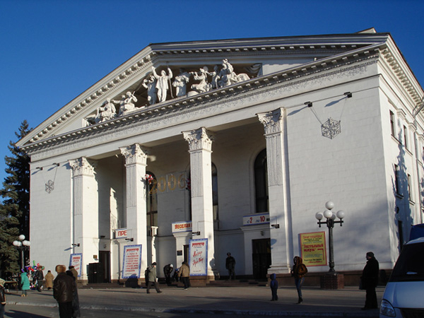Бомбоубежище под Драмтеатром в Мариуполе выдержало ночь