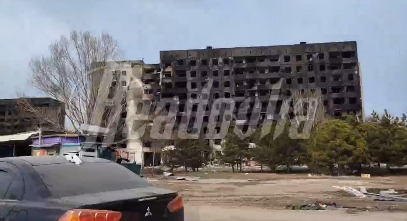 «Ничего нет, а дети есть хотят»: в полуразрушенном Мариуполе люди едут на догорающий склад, чтобы пополнить запасы для выживания