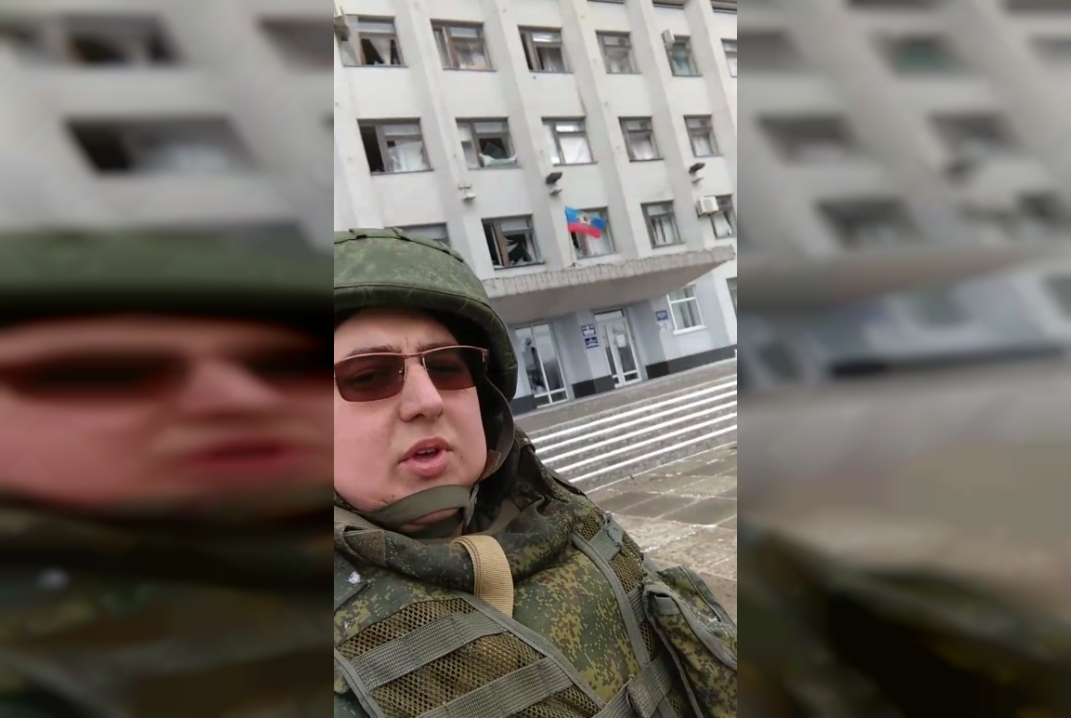 Военные ЛНР подняли флаг республики над зданием администрации города Рубежное