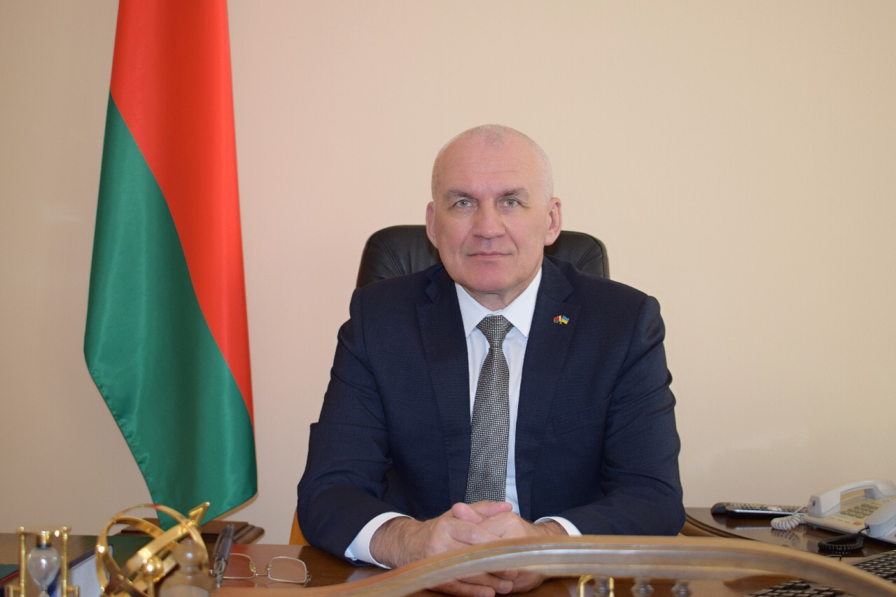 Украинские силовики задержали официального посла Беларуси, и поиздевались над ним на камеру