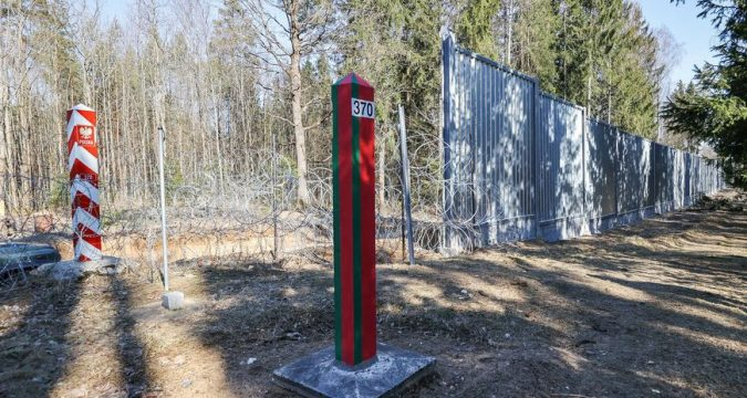 Польша планирует построить забор для защиты от беженцев из Беларуси