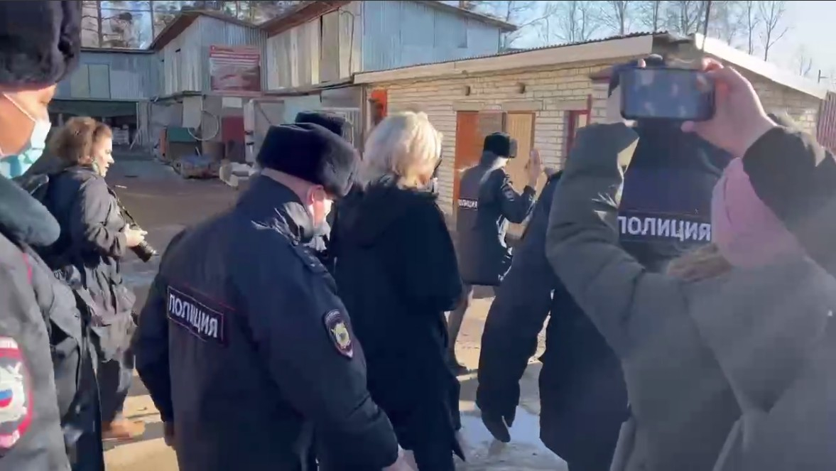 Адвокатов Навального* Ольгу Михайлову и Вадима Кобзева задержала полиция
