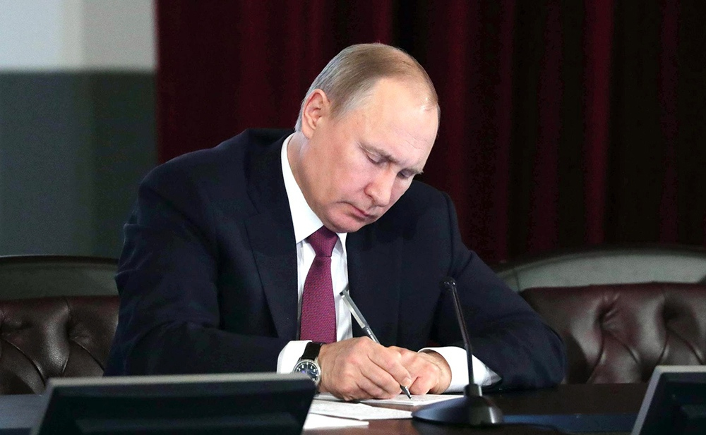 Владимир Путин подписал закон о признании ветеранами боевых действий участников спецоперации по защите Донбасса