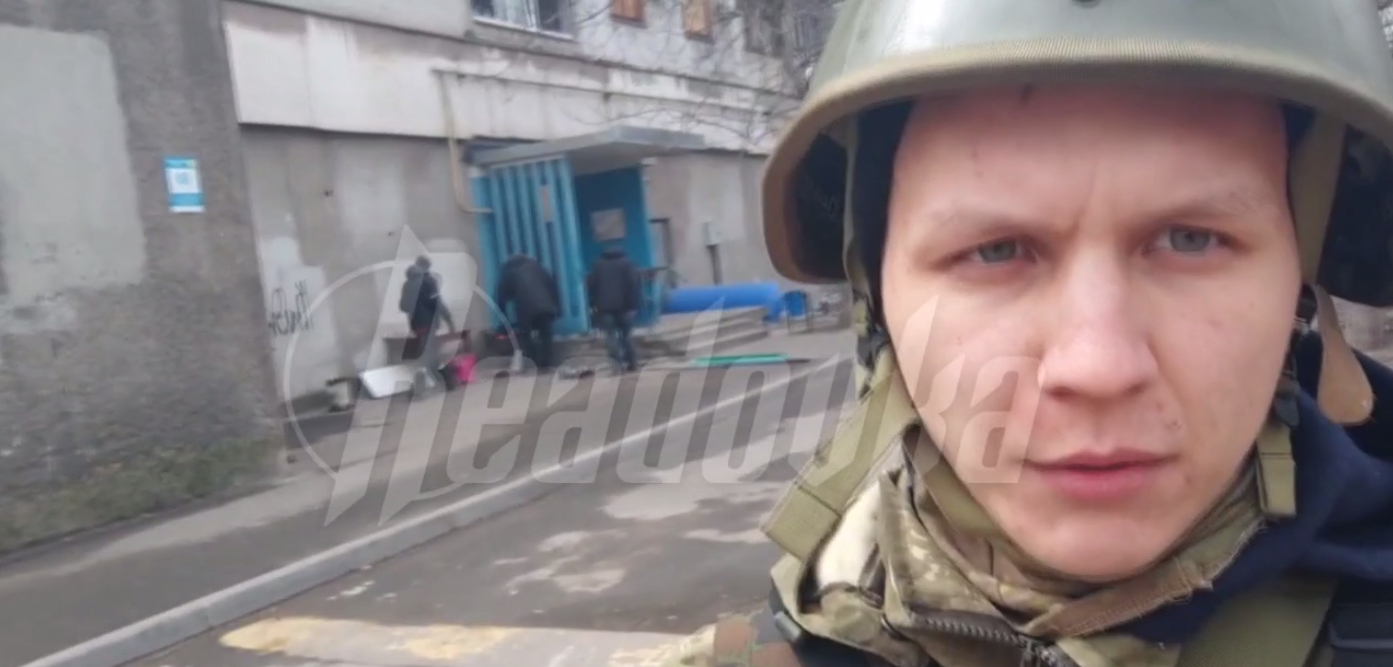 Армия ДНР и российские военные эвакуируют людей из Мариуполя и доставляют им гумпомощь