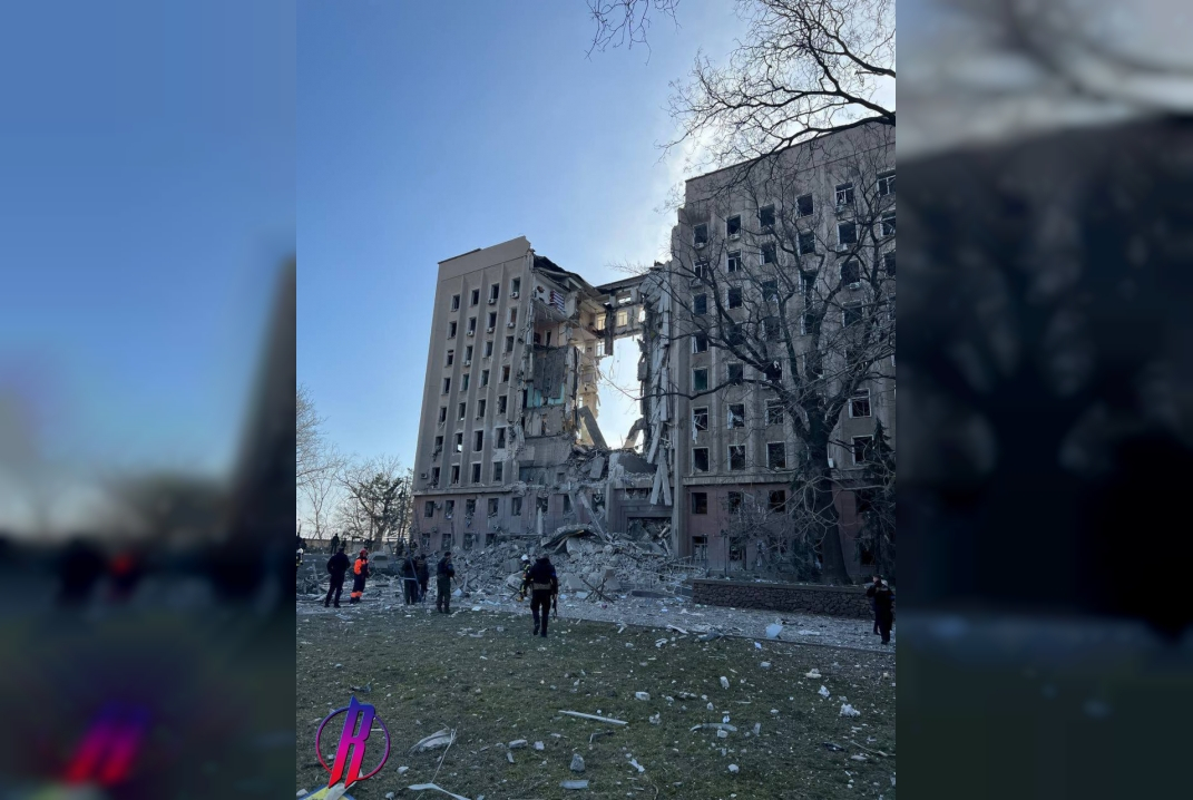 В Николаеве ракетным ударом снесено здание областной администрации