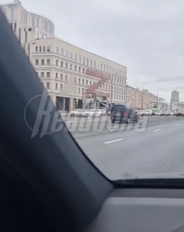 В Москве на здании Театра Олега Табакова поместили огромную букву Z
