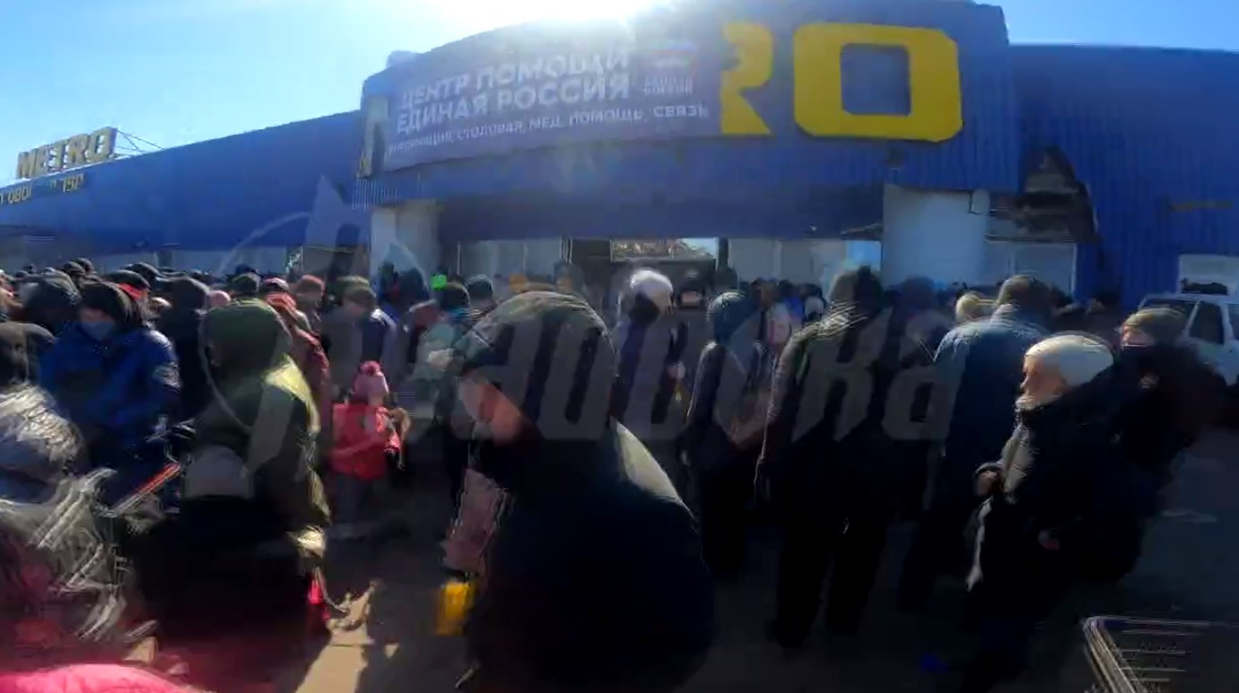 В Мариуполе собрались огромные очереди за гуманитарной помощью
