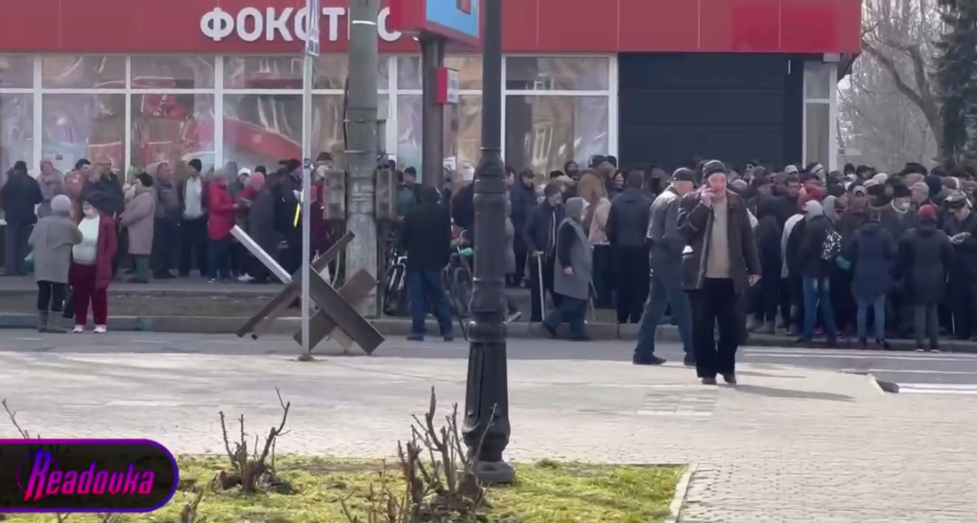 Жители Херсона выстраиваются в очереди за гуманитарной помощью из России