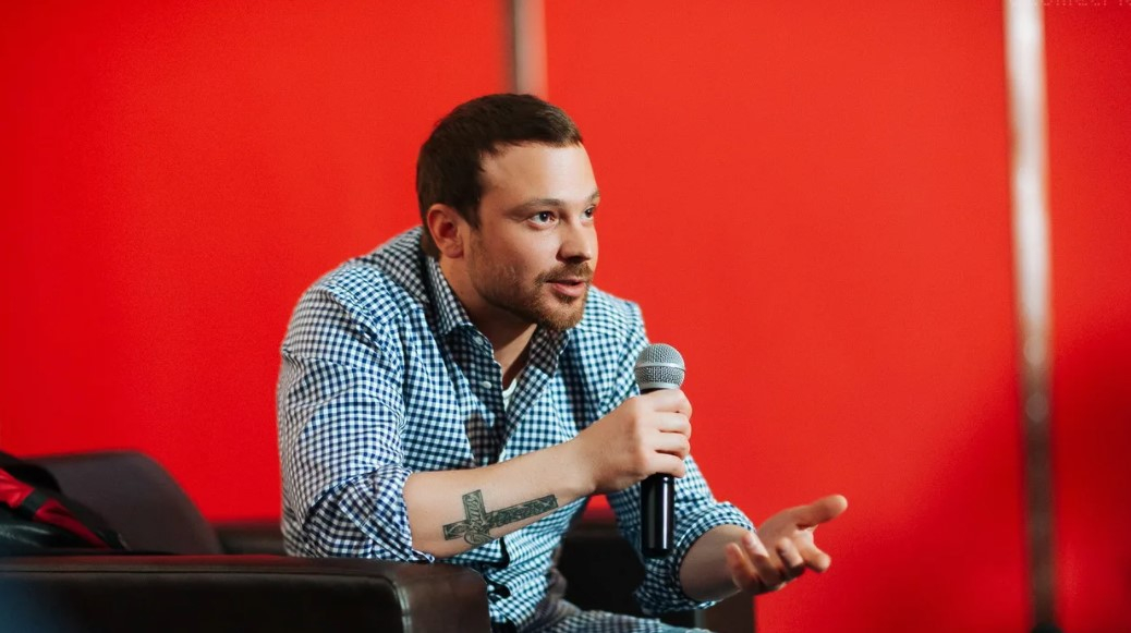 «А куда я могу уехать?»: Алексей Чадов высказался о знаменитостях, уехавших из России