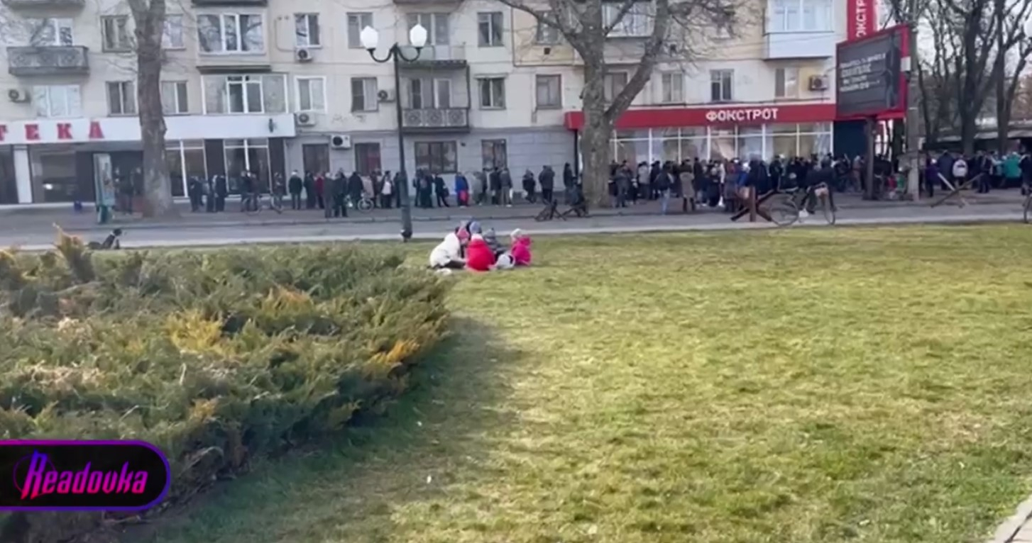Жители Херсона занимают очередь за гуманитарной помощью из России с 6 утра