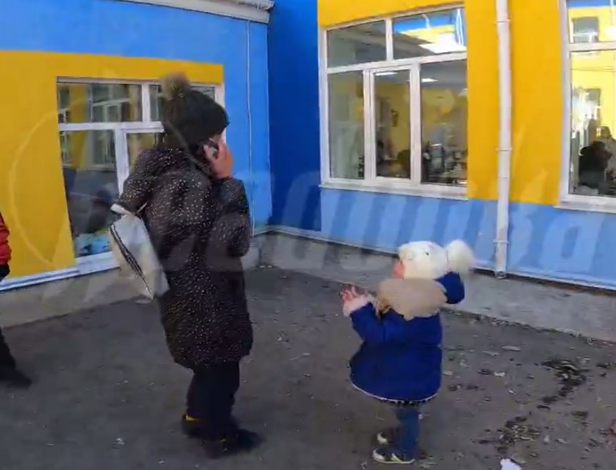 Беженцев из Мариуполя размещают в школе поселка Володарский