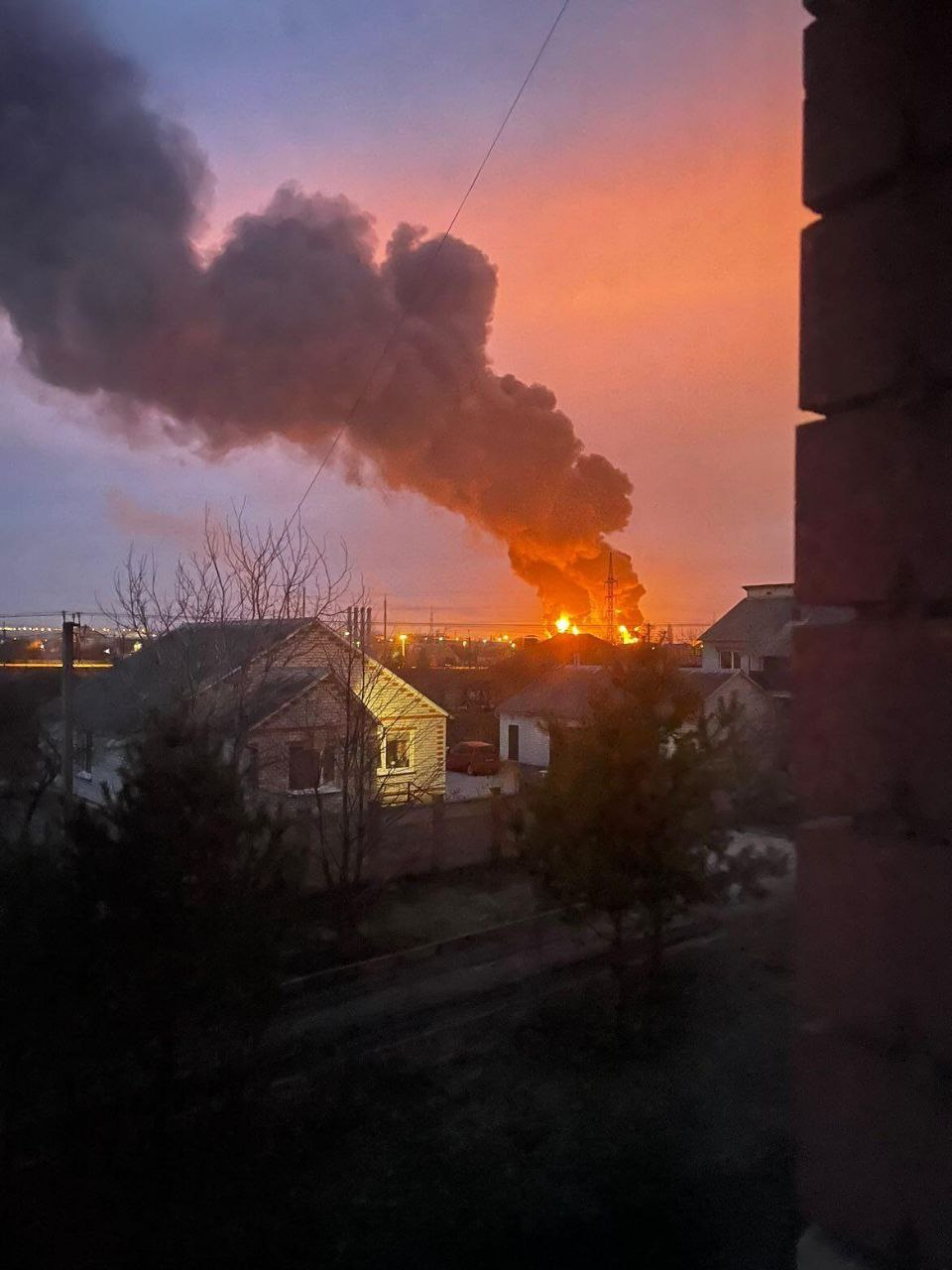 На нефтебазе в Белгороде произошел пожар из-за авиаудара с двух вертолетов ВСУ
