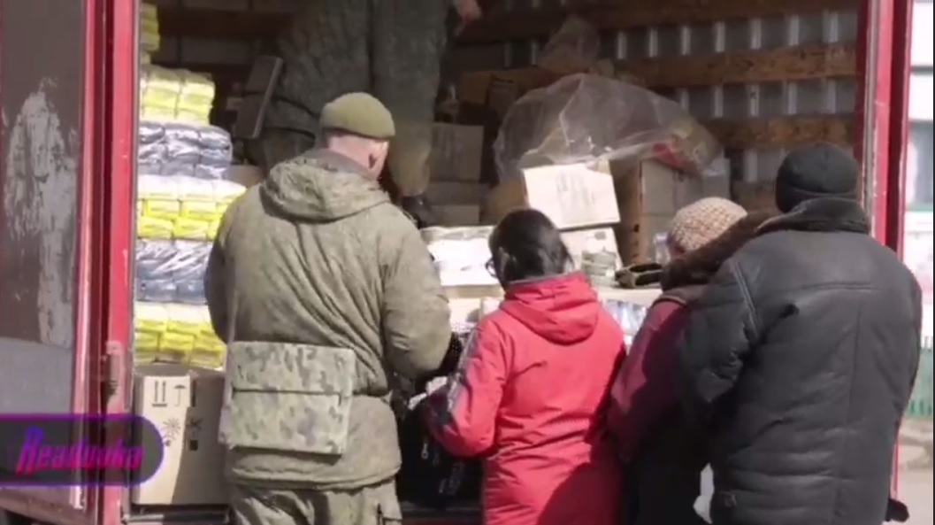 Российские военные впервые доставили гуманитарную помощь в город Изюм Харьковской области