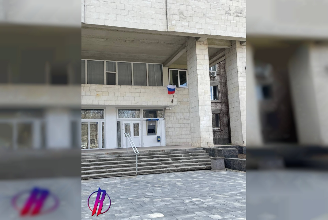 Российский триколор развевается теперь и на административных зданиях города Каховка