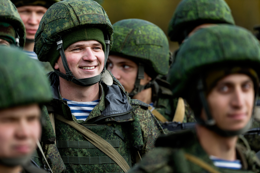 В Минобороны России рассказали о подвигах военнослужащих ВС РФ на Украине