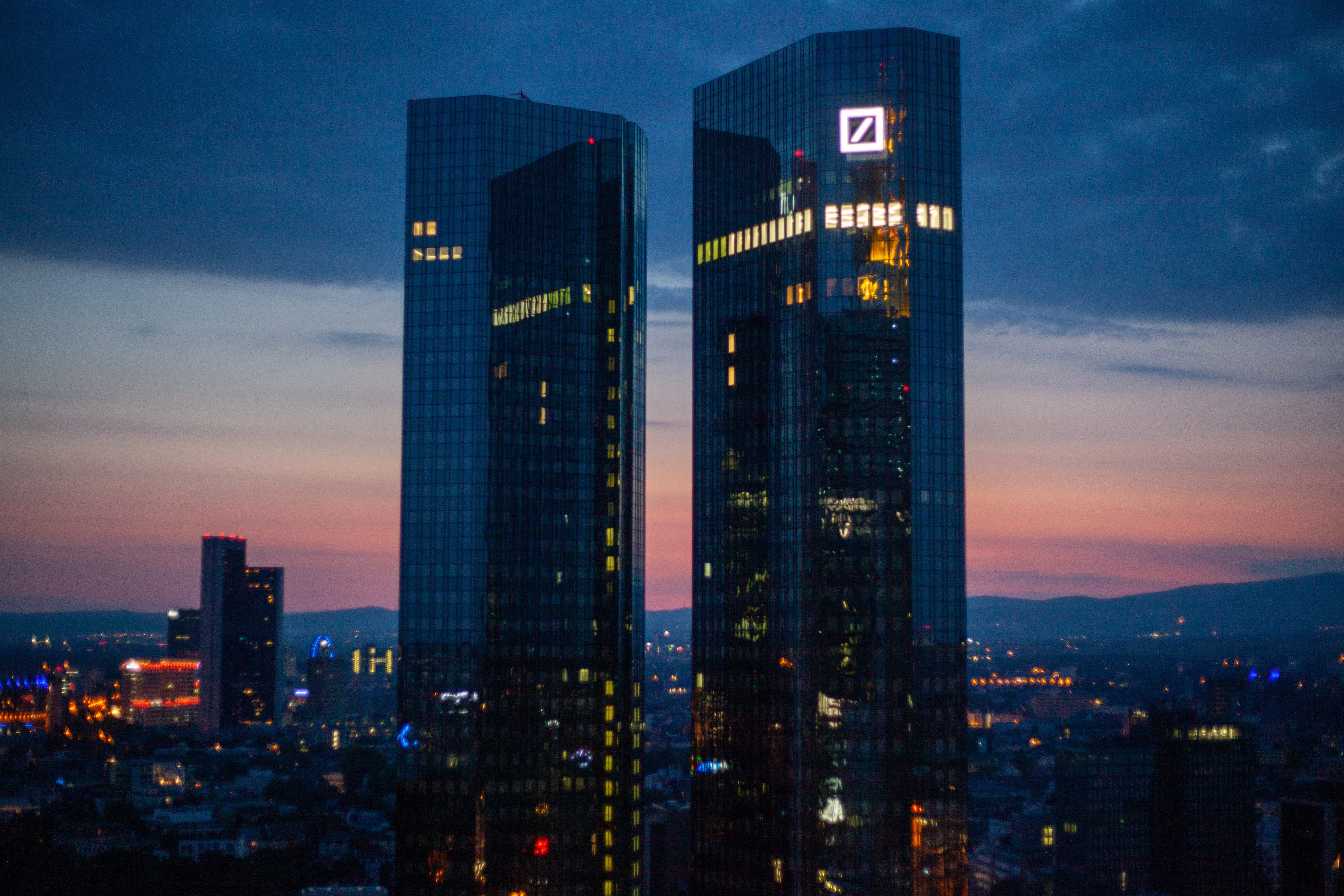 Глава Deutsche Bank предупредил о крахе экономики в случае эмбарго на энергоресурсы России