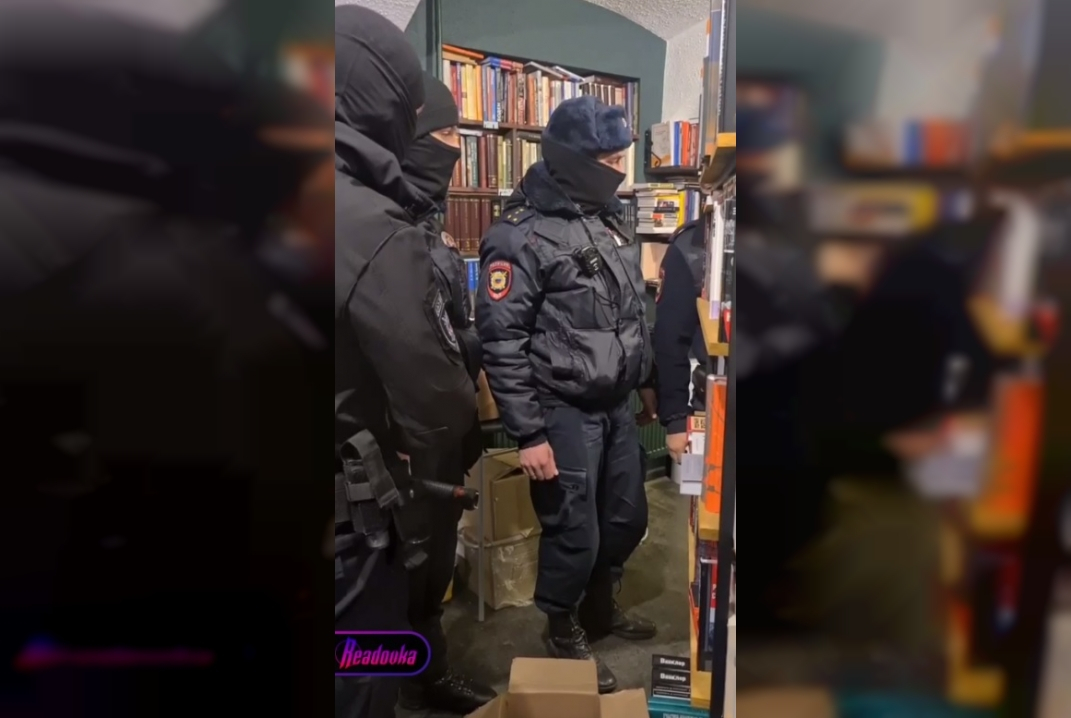 В Санкт-Петербурге полицейские центра «Э» обыскивают книжную лавку «Листва»