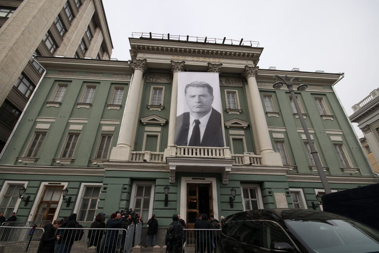 Владимира Жириновского похоронили на Новодевичьем кладбище