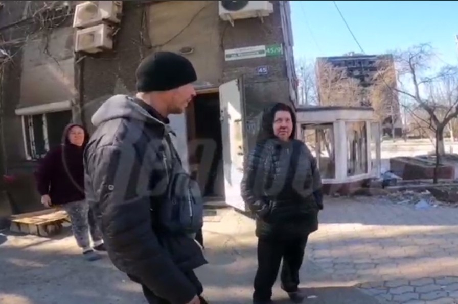 Жители Мариуполя описывают азовцев, которые прятались в жилых домах