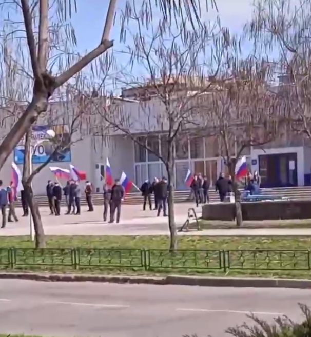 Жители Новой Каховки выходят на центральную площадь с российскими флагами
