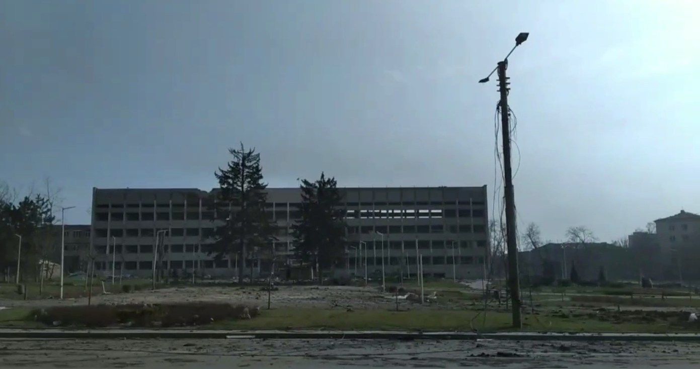 Над администрацией Мариуполя теперь развевается российский флаг