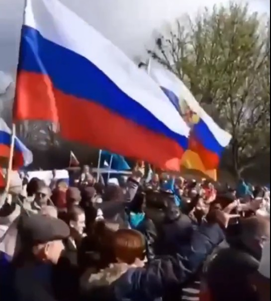 В немецком Ганновере несколько сотен человек устроили автопробег в поддержку России
