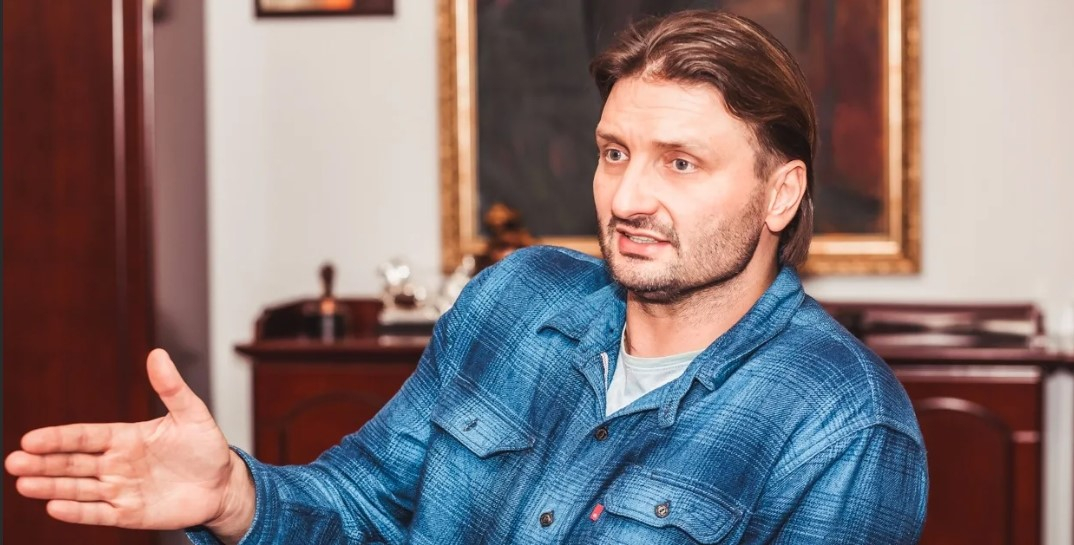 «Лишить государственных наград»: Эдгард Запашный высказался о покинувших РФ звездах